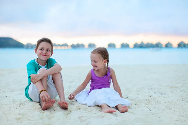 Two kids at tropical resort beach — Stock Photo, Image