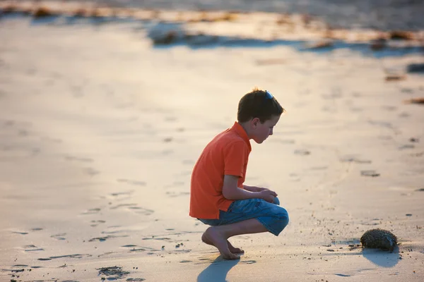 Niño pequeño en la playa —  Fotos de Stock