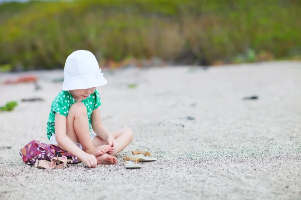 Little girl at beach — Stock Photo, Image