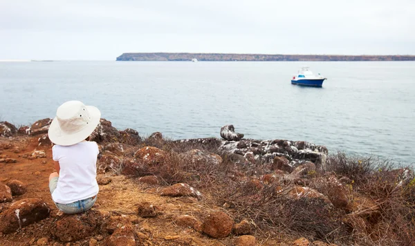 Weinig meisje genieten van uitzicht op zee — Stockfoto