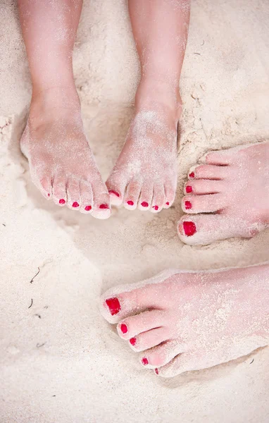 Ноги на тропическом песке — стоковое фото