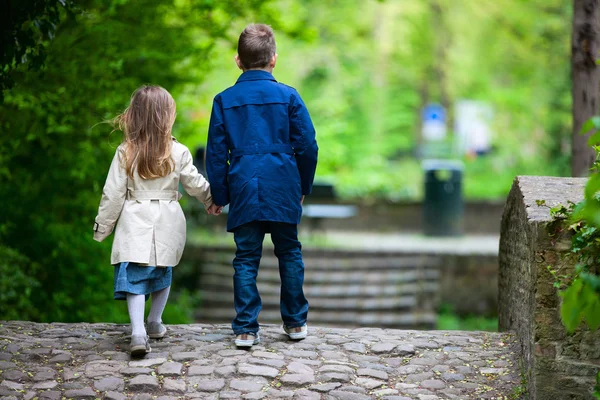 Bambini in un bellissimo parco — Foto Stock