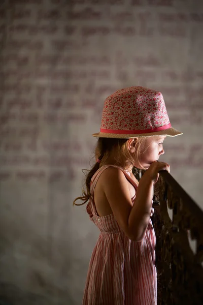 Little girl outdoors — Stock Photo, Image