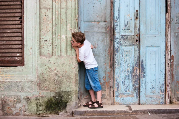 Μικρό αγόρι εξωτερική στην πόλη της Αβάνας — Φωτογραφία Αρχείου