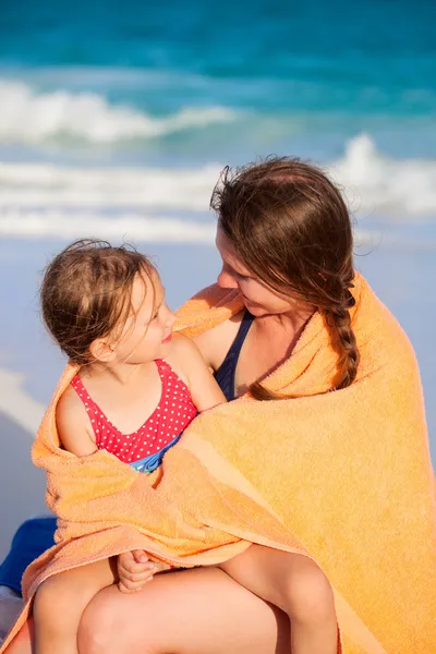 Matka i córka na plaży — Zdjęcie stockowe