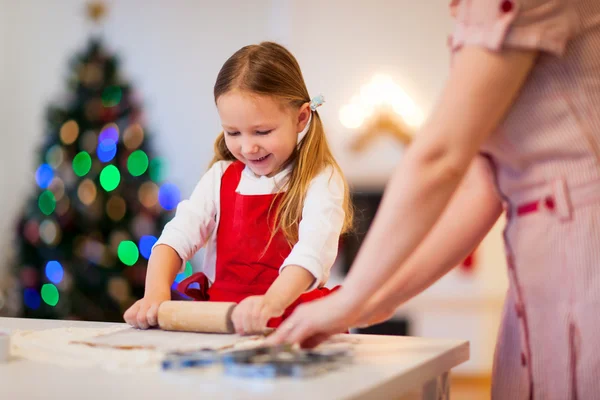 Meisje bakken kerst koekjes — Stockfoto