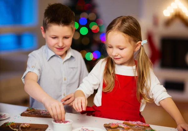 Niños horneando galletas de Navidad —  Fotos de Stock