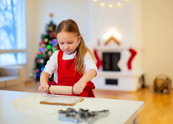 Lány sütés karácsonyi cookie-k — Stock Fotó