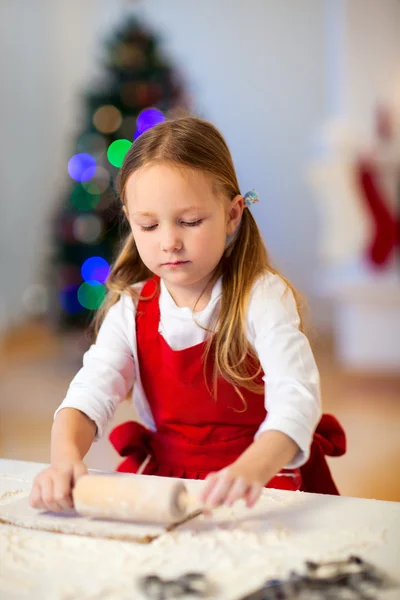 Κορίτσι ψήσιμο χριστουγεννιάτικα μπισκότα — Φωτογραφία Αρχείου