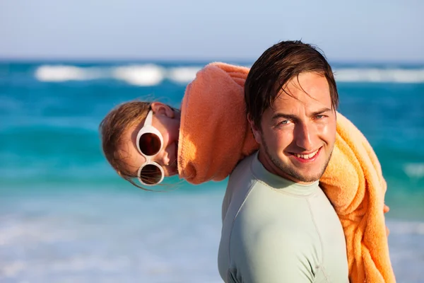 Far og datter på stranden. – stockfoto