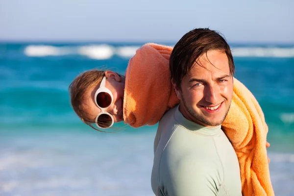 Far och dotter på stranden — Stockfoto