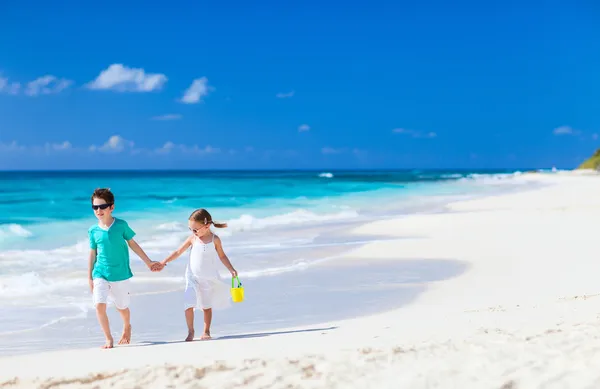 Två barn på stranden — Stockfoto