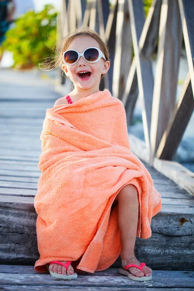 Söt liten flicka på stranden — Stockfoto