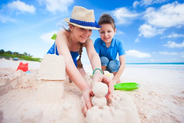 Mor och son på stranden — Stockfoto