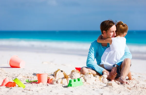 Apa és lánya a strandon — Stock Fotó