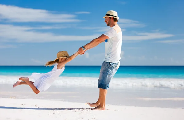 Père et fille à la plage — Photo