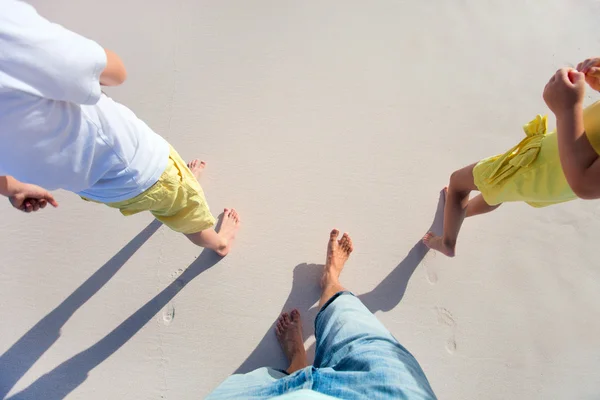 Familia caminando en la playa —  Fotos de Stock