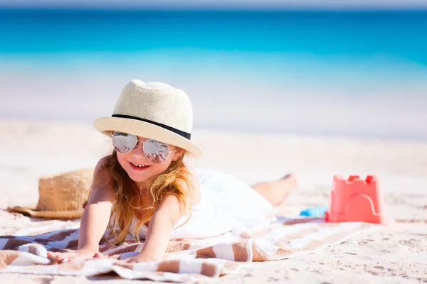Чарівна маленька дівчинка на пляжі — стокове фото