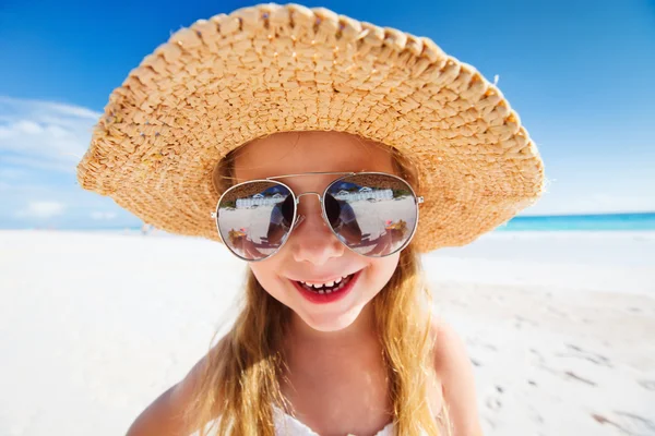 Bedårande liten flicka på stranden — Stockfoto