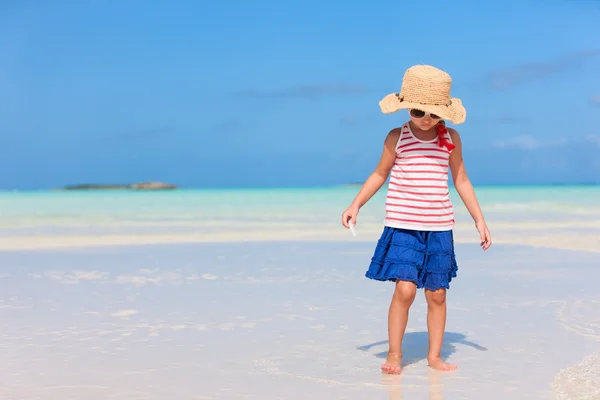 Adorable niña en la playa — Stockfoto