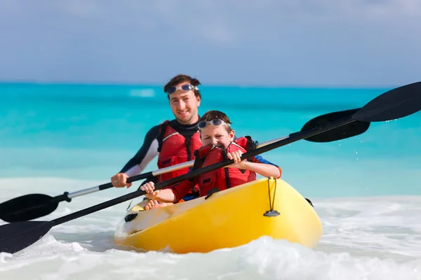 Father and son kayaking — Stock Photo, Image