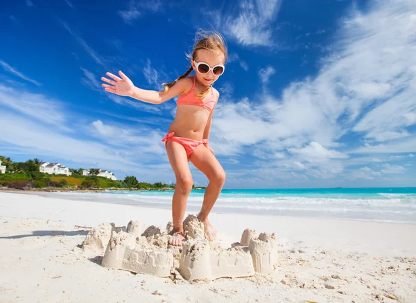 Little girl playing at beach — Stock Photo, Image