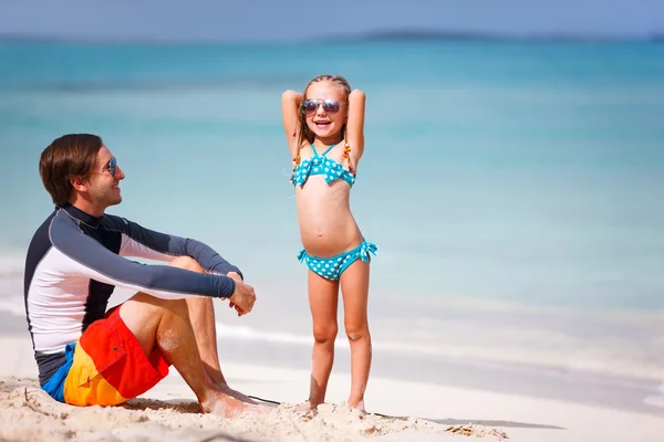 Far och dotter på stranden — Stockfoto