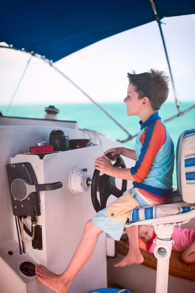 Chico conduce catamarán — Foto de Stock