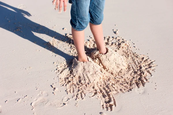 Leka med sand — Stockfoto