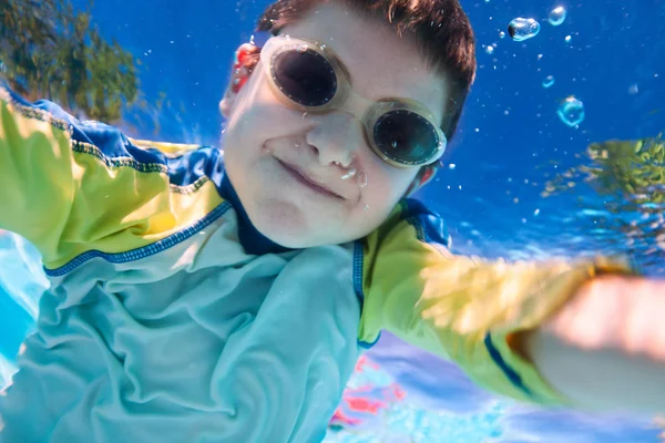 Niño nadando bajo el agua — Foto de Stock