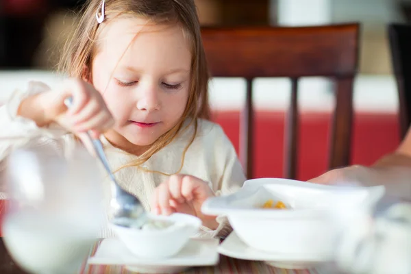 Menina tomando café da manhã — Fotografia de Stock