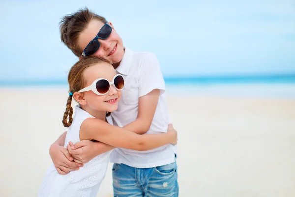 Two kids at beach — Stock Photo, Image