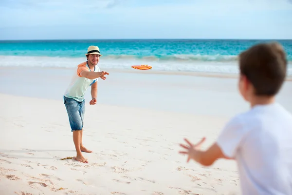 Padre e hijo jugando frisbee —  Fotos de Stock