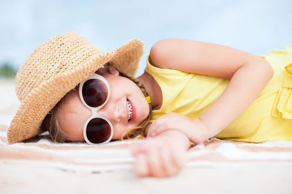 Adorable niñita en la playa —  Fotos de Stock