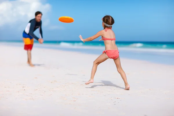 Pai e filha jogando frisbee — Fotografia de Stock
