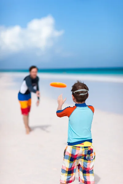 Far och son spela frisbee — Stockfoto