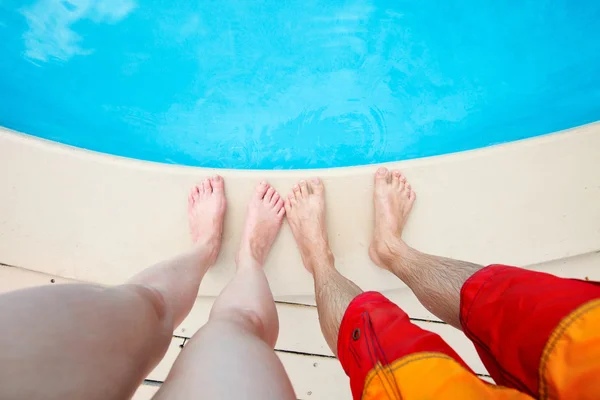 Pareja cerca de piscina — Foto de Stock