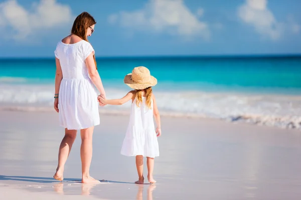 Madre e figlia in spiaggia — Foto Stock