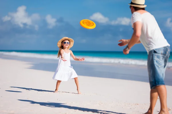 Vader en dochter spelen frisbee — Stockfoto