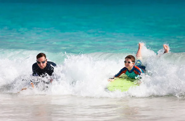 Vater und Sohn Boogie-Boarding — Stockfoto