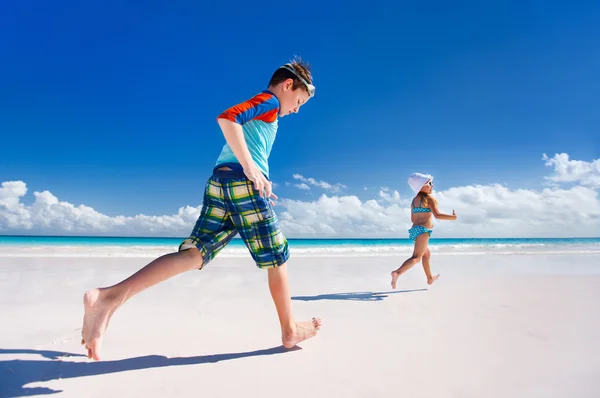 Barnen har roligt på stranden — Stockfoto