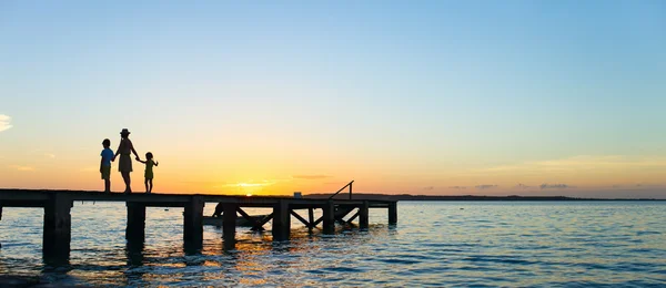 Família silhuetas por do sol — Fotografia de Stock