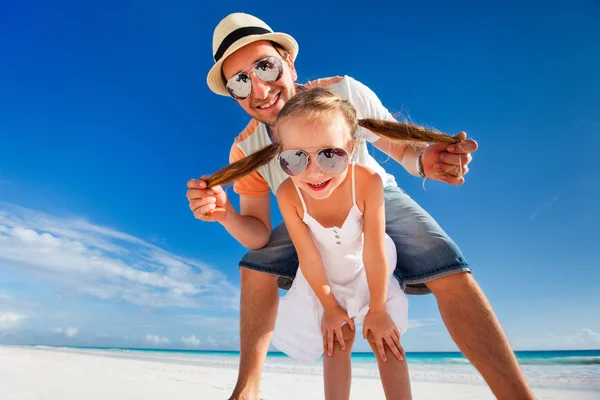 Vater und Tochter am Strand — Stockfoto