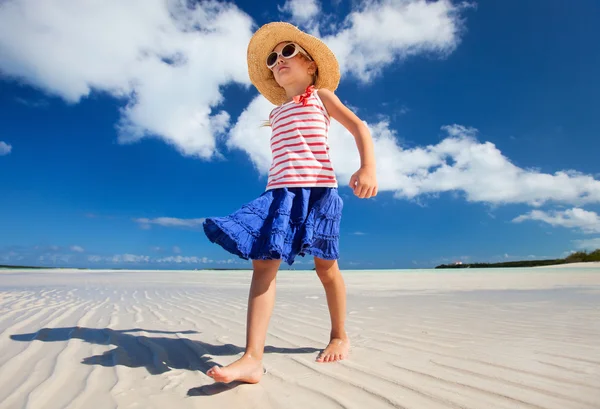 Adorabile bambina in spiaggia — Foto Stock