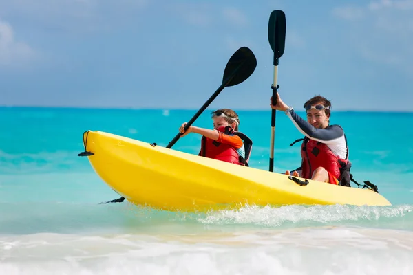 Padre e hijo kayak —  Fotos de Stock