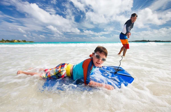 Vater und Sohn Boogie-Boarding — Stockfoto