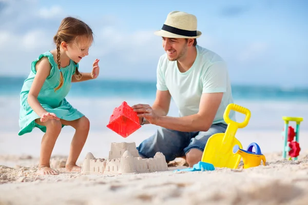 Pai e filha na praia — Fotografia de Stock