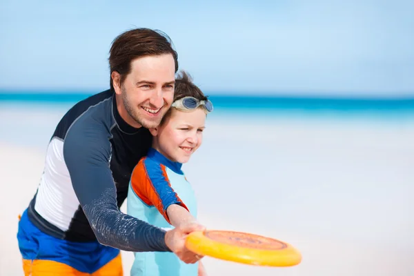 Far och son spela frisbee — Stockfoto