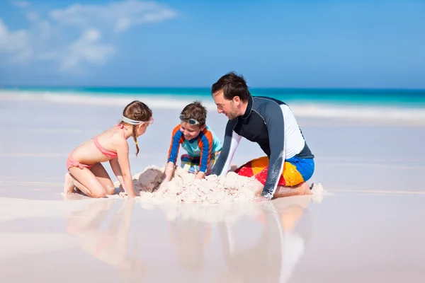 Padre con niños en la playa — Foto de Stock