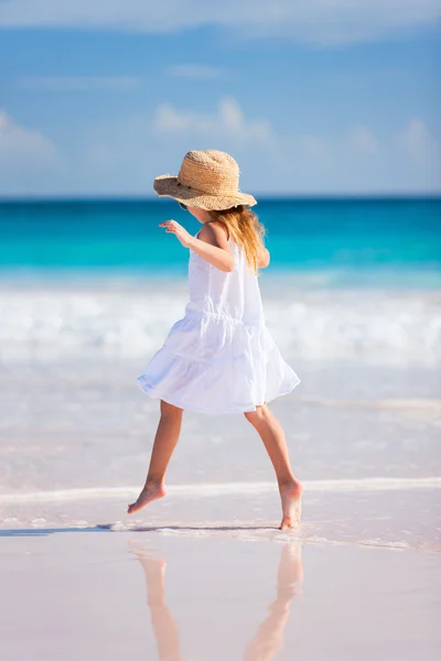 Adorable niña en la playa — Stockfoto